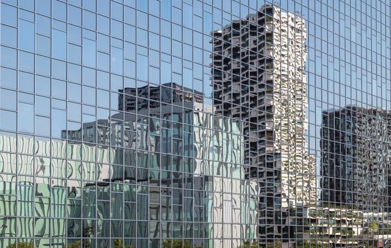 Spiegelbeeld van hoogbouw in Utrecht door Wolf-photography (bron: Shutterstock)