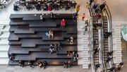 Mensen op de trappen en roltrappen in het Groninger Forum in Nederland door Marc Venema (bron: Shutterstock)