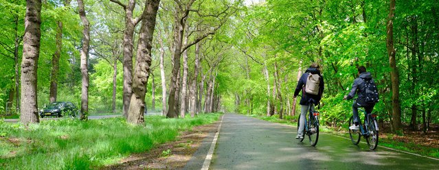 Fietsende scholieren door Anton Havelaar (bron: shutterstock.com)