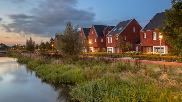 milieuvriendelijke rivieroever in de stad Veenendaal door Rudmer Zwerver (bron: Shutterstock)