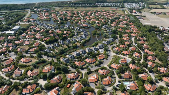 Bungalow park in Zeeland. door Make more Aerials (bron: Shutterstock)