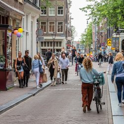 Drukke straat, Amsterdam door Wolf-photography (bron: shutterstock)