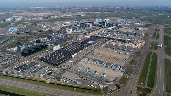 Schiphol Airport vanuit de lucht door Aerovista Luchtfotografie (bron: Shutterstock)