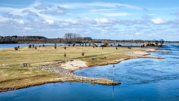 View from the railway bridge near Deventer, the Netherlands on the IJssel river and the Ossenwaard nature reserve with its newly created channel. door Frans Blok (bron: Shutterstock)