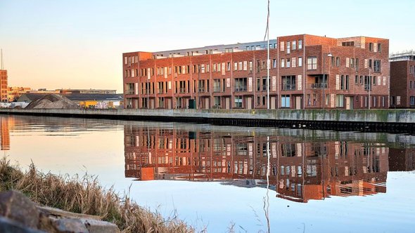Groningen Eemskanaal Zuidoever_Hardscarf @Wikimedia Commons door Hardscarf (bron: WikipediaCommons)