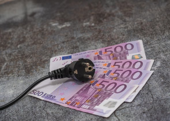 Black electric cable and 500 euro banknotes. expensive electricity door Natalja Petuhova (bron: shutterstock)