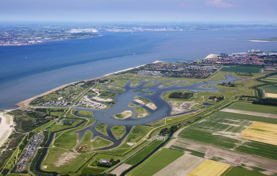 Vogelvlucht primaire waterkering door Sky Pictures (bron: Provincie Zeeland)