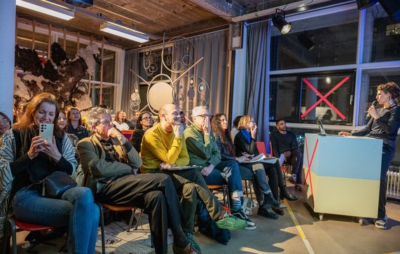 Back to School with Andrea Prins, een beeld van de avond op 28 januari 2025 door Maarten Laupman (bron: Rotterdamse Independent School for the City)