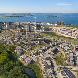 Aerial view of the new residential district DUIN in Almere Poort, Flevoland, The Netherlands door Pavlo Glazkov (bron: Shutterstock)