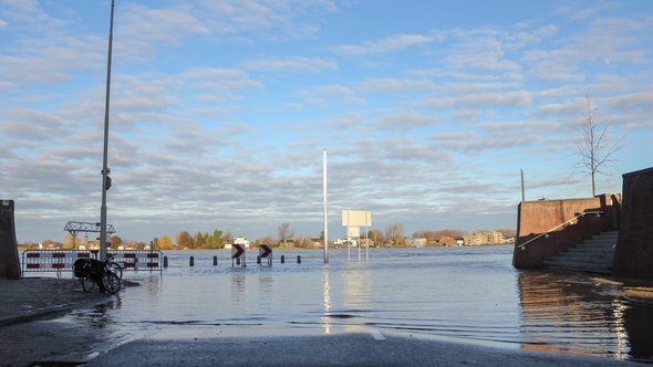 Hoogtij van de Waal in Nijmegen door Mike Wiering (bron: Shutterstock)