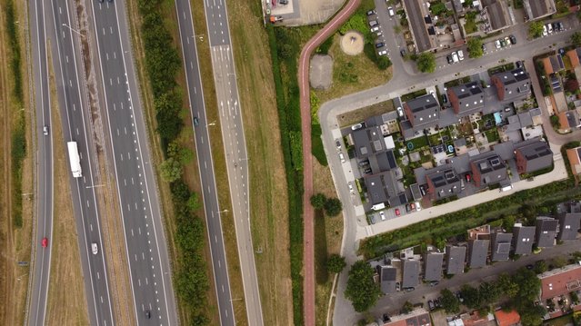 Snelweg naast een woonwijk door Ihor Davydenko (bron: Shutterstock)