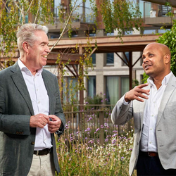 Patrick Joosen (links) en Niraj Sewraj (rechts) bij het nieuwe, groene woongebied Proeftuin Erasmusveld in Den Haag. Met de PPS, Ontwikkelcombinatie Wateringse Veld, werkt BPD hier samen met de gemeente Den Haag aan circa 370 woningen. door Raymond de Vries (bron: BPD)