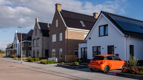 Zonnepanelen op daken van nieuwbouwwoningen door Fokke Baarssen (bron: Shutterstock)