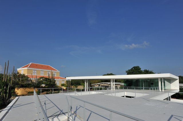De Mongui Maduro Library in Willemstad door Daphe Vermeulen (bron: Lyongo Juliana)