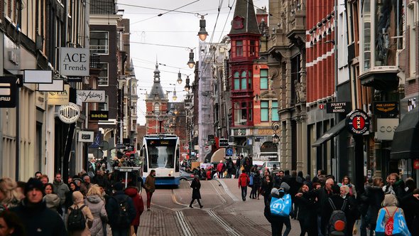 "Amsterdam: Leidsestraat" (CC BY 2.0) by Jorge Franganillo door Jorge Franfanillo (bron: Flickr)