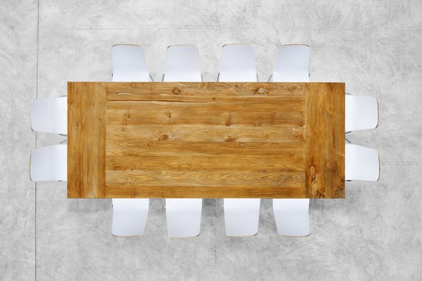 Large Brown Meeting Table door Rawpixel.com (bron: shutterstock)