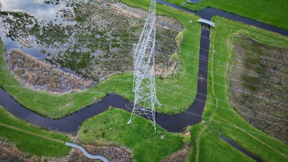 Hoogspanningsmast in Leiderdorp door Dipak Changur (bron: Shutterstock)