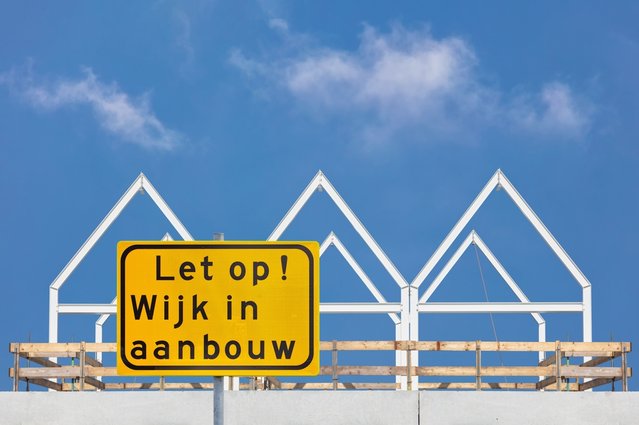 Een bord met: "Let op - Woonwijk in aanbouw" voor nieuwe gezinswoningen in Nederland. door Martin Bergsma (bron: shutterstock)