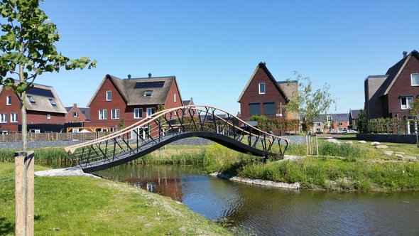 Nieuwbouw_ Brug in Boszoom van IPV Delft" (CC BY-SA 2.0) by nandasluijsmans door nandasluijsmans (bron: Wikimedia Commons)