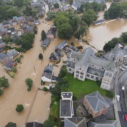 ROCHEFORT, BELGIUM - JULY 13, 2021: Drone view of some streets and houses heavily damaged from the historic floods in Rochefort, Belgium in July 2021-min door Great Pics - Ben Heine (bron: shutterstock)
