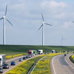 Windmolens naast de A6 in de buurt van Lelystad door T.W. van Urk (bron: Shutterstock)