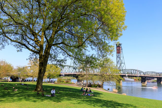 Portland, Oregon, USA - April 27, 2018 : Scenery of Tom McCall Waterfront Park in downtown Portland door ARTYOORAN (bron: shutterstock)