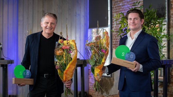 Bart Mispelblom Beyer (links, Tangram Architekten) en Bas Kalter (rechts, BPD Gebiedsontwikkeling) met hun SKG Awards door Sander van Wettum (bron: Gebiedsontwikkeling.nu)