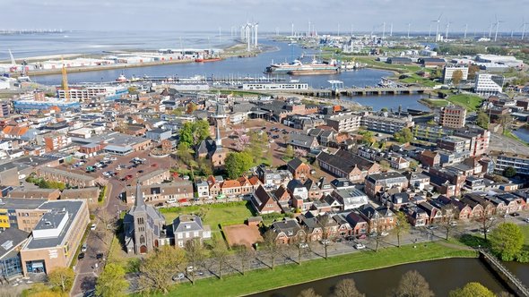 Vogelvlucht van Delfzijl door Steve Photography (bron: Shutterstock)