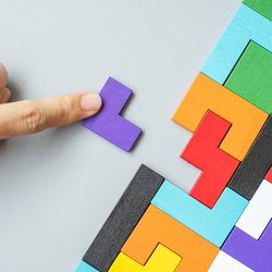 Puzzelstukjes van gekleurde blokken door Jo Panuwat D (bron: Shutterstock)