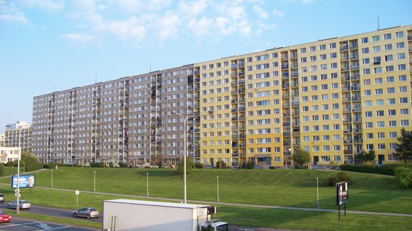 Praag panelák woningbouw complex Oost-Europa > Door ŠJů, Wikimedia Commons - 2020