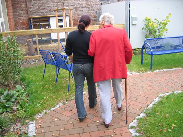 Bejaarde vrouw gezondheidszorg door geralt (bron: pixabay.com)