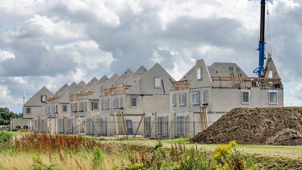 Numansdorp, Nederland, 10 juli 2020: bouwplaats van een rij rijtjeshuizen, met prefab betonnen muren in afwachting van afwerking door Frans Blok (bron: Shutterstock)