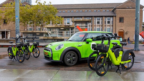 Eindhoven, The Netherlands - September 29 2021: Close up of Go Sharing vehicles. E-bike, e-scooter and e-car. Sustainable. Share a vehicle, use the app. Green, part of a serie. door robert coolen (bron: Shutterstock)