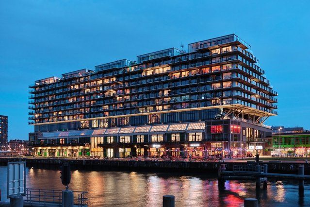 Fenix I is een stalen en betonnen flatgebouw gebouwd bovenop een loods aan de haven van Rijnhave door YASEMIN OZDEMIR (bron: shutterstock)