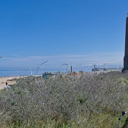 Herdenkingsnaald aan de boulevard van Scheveningen door Henk van Blijderveen (bron: Shutterstock)