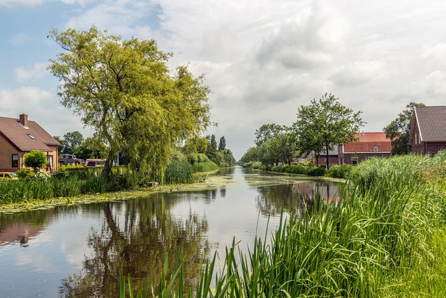 Kleine Nederlandse rivier de Graafstroom nabij het dorp Bleskensgraaf door Ruud Morijn Photographer (bron: Shutterstock)