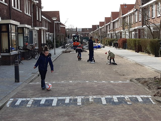 Tijdens de rioolvervanging werd de straat meteen weer ingepikt door spelende kinderen door G. Helleman (bron: Stadslente Blogspot)