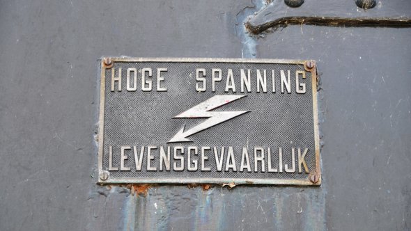Waarschuwingsbord hoge spanning door Frank Nagel (bron: Shutterstock)