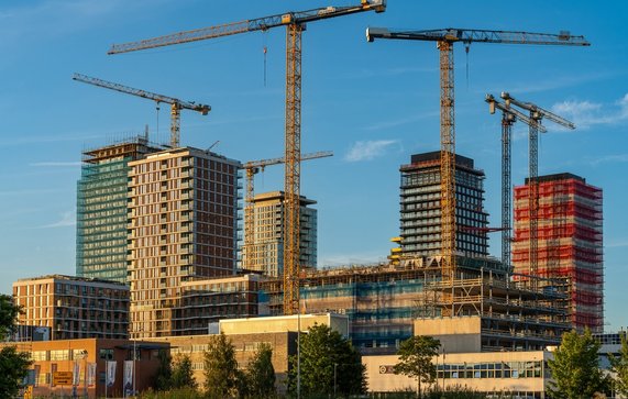 Nieuwbouw woningen in Amsterdam Zuidoost door Milos Ruzicka (bron: Shutterstock)