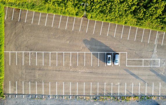 Een bovenaanzicht van een parkeerplaats door Bjorn Beheydt (bron: shutterstock)