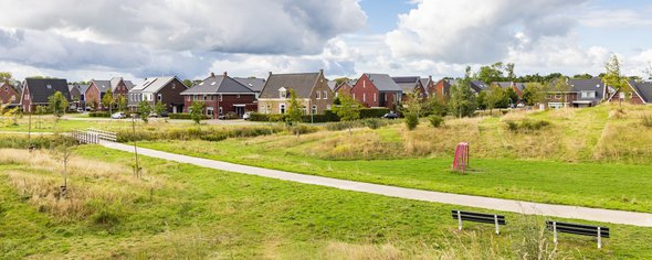 Nieuwbouwwijk Oostergast in het dorp Zuidhorn, Groningen. door INTREEGUE Photography (bron: Shutterstock)