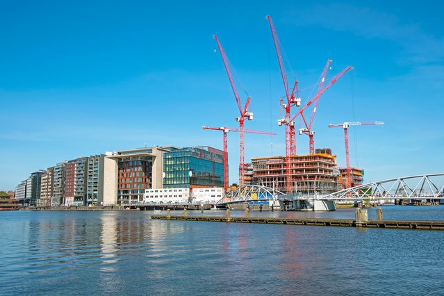 Construction works in the harbor from Amsterdam in the Netherlands door Steve Photography (bron: Shutterstock)