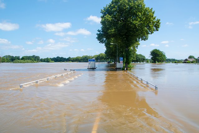 Flooded Dutch polder area next to a dike overgrown with grass. Flood in Limburg in July 2021. door Brita Seifert (bron: shutterstock)