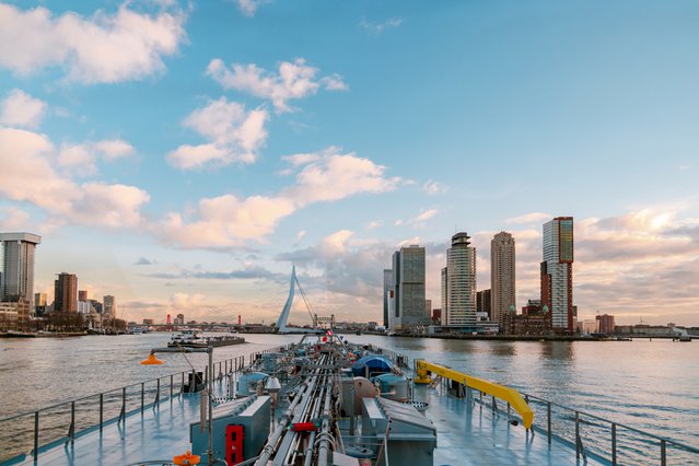 Binnenvaart op de rivier de Nieuwe Maas Rotterdam Nederland tijdens zonsonderganguren. Nederland door fokke baarssen (bron: Shutterstock)