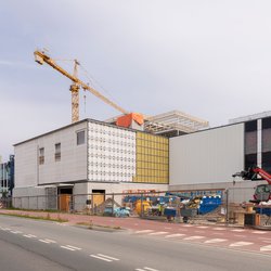 Veldhoven, The Netherlands, May 8th 2020. A construction site of the new ASML buildings with a big yellow crane and construction materials on a sunny day during spring door Lea Rae (bron: shutterstock)