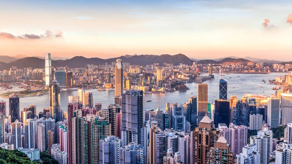 Zonsondergang over Victoria Harbor zoals bekeken bovenop Victoria Peak door Ronnie Chua (bron: shutterstock)