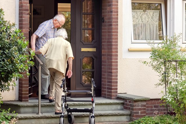 Ouder koppel voor woning door Ingo Bartussek (bron: Shutterstock)