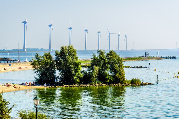 Het IJselmeer met windmolens door Harry Beugelink (bron: shutterstock.com)
