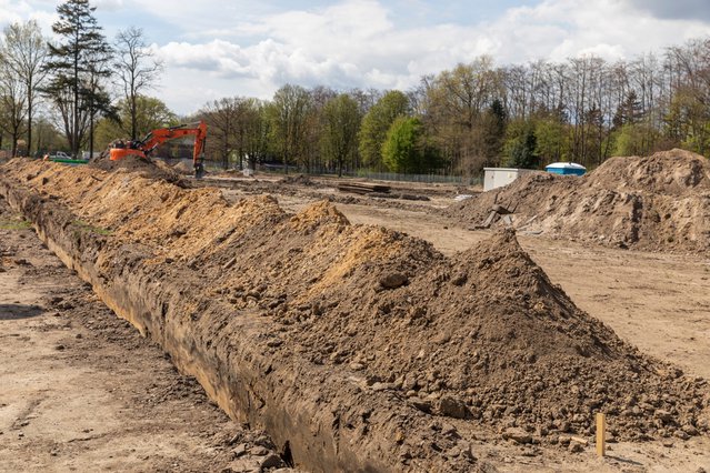 Work site with a big heavy bulldozer. Developing new residential homes in the city surrounded by greenery. Housing crisis or problem concept in Brabant door Lea Rae (bron: Shutterstock)