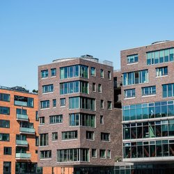 Moderne gevels in Hamburg: wonen en werken in de stad door Caroline Ruda (bron: shutterstock)